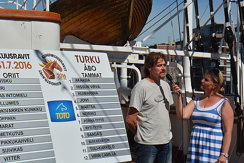 Laura Ruohola haastatteli hevosten valintatilaisuudessa Välähdyksen valmentajaa Ville Korjusta. Korjus kertoi, että hevosen kanssa valmistaudutaan kuninkuuskisaan kevyesti. Välähdystä uitetaan ja tehdään muutamia ylämäkivetoja, jotta saadaan henki auki.