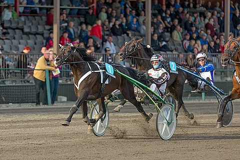 Zatopek Hoss ja Mika Forss hallitsivat Riihimäki Grand Prixin maalisuoraa. Kuva Ada Pykäläniemi.