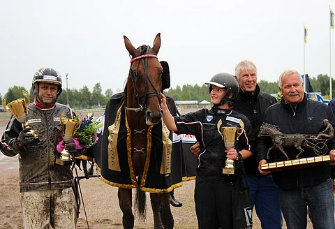 Callela Eliza vaikuttaa mieltyneen kuraisiin olosuhteisiin.