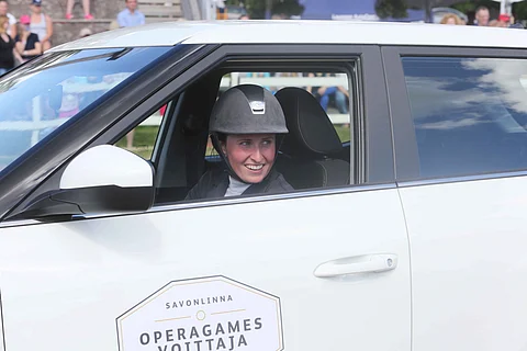 Susanna Granroth vei auton eikä muilla ollut siihen paljoakaan sanomista. Granroth laskeutui satulasta ja otti kisakentällä tuntumaa valkoiseen SsangYongTivoli -kaupunkimaasturiin heti palkintojenjaon jälkeen.