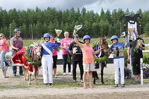 Poniruhtinatar Gudrun Gross ja Ilona Kilpeläinen sekä Maarit Huttunen, poniruhtinas Smedens Andiamo ja Jenni Rautiainen.