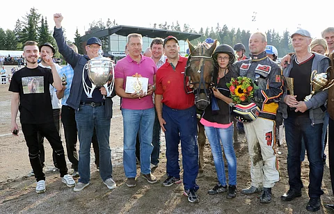 Taustajoukkojen juhlaa vuodelta 2016, kun Äänestäjä on ravannut derbyvoittajaksi. Ruunan omistaa Jou-Jou Talli.