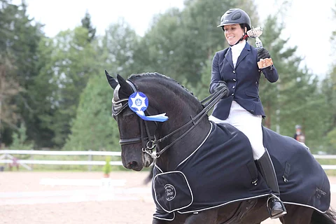 Krista Taipale-Kovalainen ja friisintamma Iris Bartie B, jonka työmoraali on kympin arvoinen.