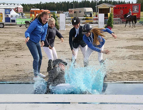 Vesihaudassa suomenmestari Janina Kvarnström, äärimmäisenä oikealla pronssimitalisti Felicia Kallio ja hänen vieressään hopeamitalisti Tiiu Tiihonen.