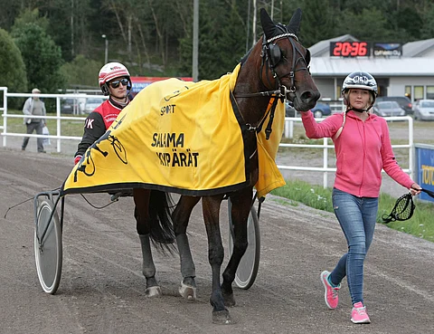 Jere Kiveinen myhäilee taustalla, kun Metronom tikitti voittajaesittelyn arvoisesti.
