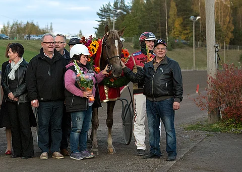 Myrskyn Tuulen vierellä valmentaja Marika Pääkkönen ja ohjastaja Tuomas Pakkanen.