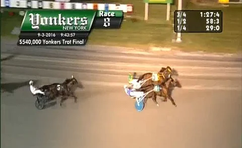 Marion Marauder joutui tekemään Yonkers Trotissa loppuun asti töitä, sillä Smalltownthrowdown tuli sisäkentän ohituskaistaa pitkin aivan rinnalle.