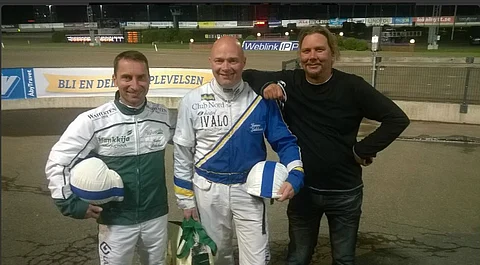 Suomalaiskolmikko rohmusi menestystä amatööriohjastajien PM-kilpailusta. Mestari Janne Lukkari keskellä, Janne Räisänen vasemmalla ja Mika Ahtiainen oikealla.