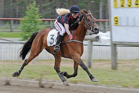 Susanne Klemola kiri päätöspäivänä palkintokorokkeelle. (arkistokuva)
