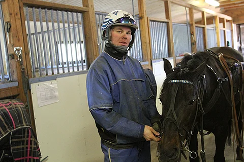 Heikki Mikkosen Tokumentti pystyy voittoon Kouvolassa. Kuvassa valmentajansa kanssa Archie Dream.