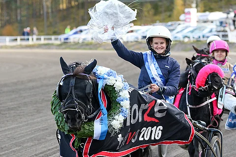 Julia Kiukas oli yhtä hymyä lähdön jälkeen.
