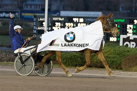 Ismo Truhponen nosti sormen pystyyn voiton merkiksi.