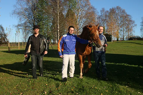Suomenhevonen-kappaleen tekijät Jani Vainiomäki ja Mika Lappalainen tutustuivat Timo Vääräsen huippusuomenhevonen Vaellukseen. Kuva Tommi Korpihalla.