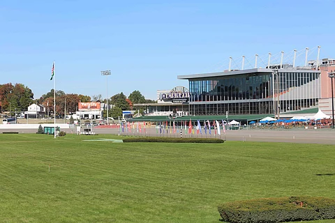 Kisapäivä on alkamassa. Rataa lanataan. International Trotin aloitusasetelmat mietityttävät tallialueella.