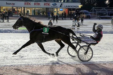 Iikka Nurmonen tuuletti ylivoimavoittoa Midnight Hourin rattailla.