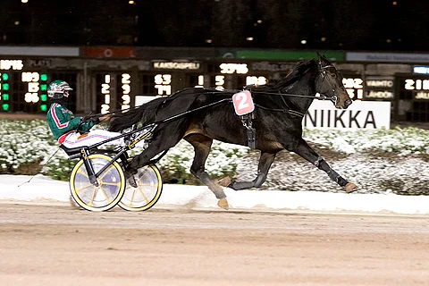 April Sisu maistuu edelleen peleissä.