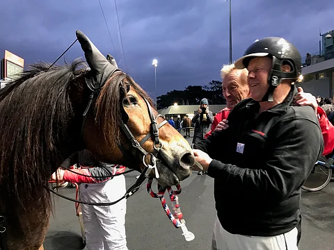 Norjalaisriemua ja vähän kyyneleitäkin. Gunnar Kvaerne ja Finnskog Fokus juhlivat Vincennesissä. Aika oli rapsakat 1.24,5.