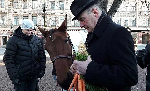 Hannu Nivola helli Harri Koivusen valmentamaa Kiss My Turkua tiistaina porkkanoilla Turun keskustassa. Kuva: Stiina Ikonen.