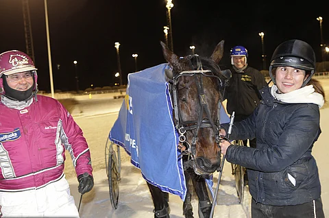 Emma ja Antti Teivainen Bosses Lilyn kanssa voittajakuvassa.