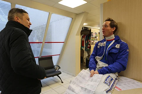 Harri Koivunen ja Björn Goop vaihtoivat kuulumiset pukukopin edustalla.