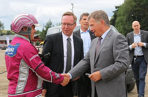 Antti Teivainen tapasi Sauli Niinistön Turun kuninkuusraveissa viime vuonna. Kuvassa keskellä elinkeinoministeri Mika Lintilä.