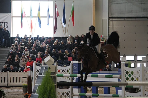 Ainon maneesia ovat tämän viikonlopun ajan koristaneet seitsemän maan liput.