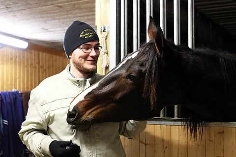 Golden Luxin omistajat lahjoittavat hyväntekeväisyyteen 15 000 euroa. Kuvassa tamman kanssa kimpanvetäjä Miika Lähdeniemi.