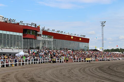 Turun kuninkuusravilauantaina nautittiin aurinkoisesta säästä.
