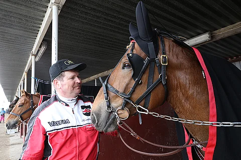 Ellin Sisu poseeraa Pauli Raivion kanssa. Tähen Toivomus takana.