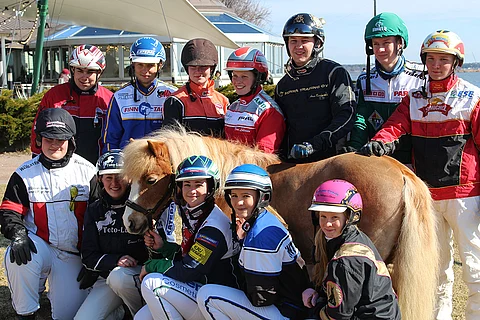 Vuoden 2017 Salamakypärät valmistautuivat ensimmäiseen osakilpailuunsa. Kokonaiskisan voitti lopulta vasemmalta katsoen takarivissä neljäntenä seisova Terri Lehtonen.