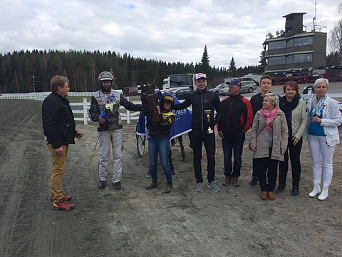 Iivo Niskasta nauratti voittajakehässä.