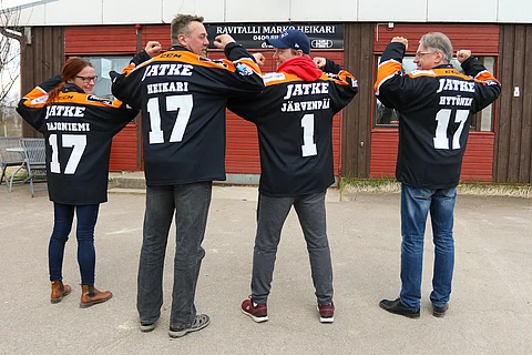 Minni Majoniemi, Marko Heikari, Juha Järvenpää ja Arto Hytönen näyttävät habaa muille Raviliigajoukkueille. Kuva: Satu Pitkänen