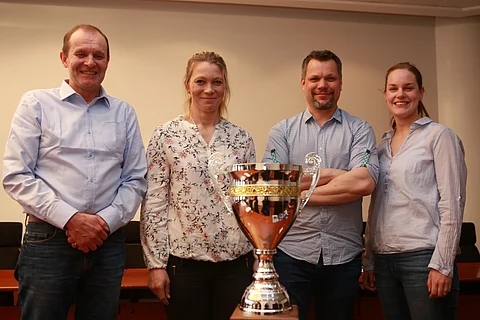 Finlandia-ajon voittopokaalia himoitsevat kuvassa vasemmalla Elian Webin Sauli Meriläinen ja Katja Melkko sekä oikealla Seabiscuitin Pia ja Juha-Matti Mäkilä.