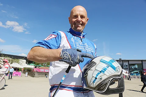 "Katso, tänään sain tämän kypärän", sinivalkoisista väreistä ylpeä Kaj Widell sanoo. Kuva: Jarno Unkuri.