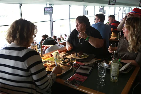 Reima Kuisla (keskellä) seuraa kuvassa Elitloppetia paikan päällä, mutta usein hän operoi huippuhevostensa kanssa internetin välityksellä kuten ostaessaan 140 000 euroa maksaneen Killianin Berliinin huutokaupasta elokuun alussa. Kuva Totofoto