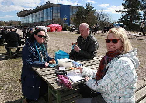 Vermon ulkopöydissä raviurheilu on parhaimmillaan, tykkäsivänent Riitta Niinistö, Anna-Maija Gynter ja Markku Pylvänäinen.