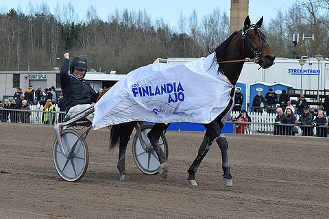 D.D.'s Hitmanin hoitaja Laura Myllymaa tuuletti suurkilpailuvoittoa Vermon juhlayleisön edessä.