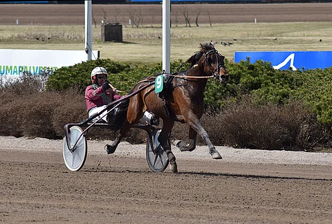 Kuva Juicemanin ja Veli-Pekka Toivasen ylivoimavoitosta Finlandia-päivänä Vermossa ajetussa haastajadivisioonassa.