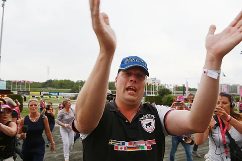 Timokon omistaja Richard Westerink villitsi Solvallan E-lehtereitä Timokon täysosuman jälkeen. Kuva: Totofoto