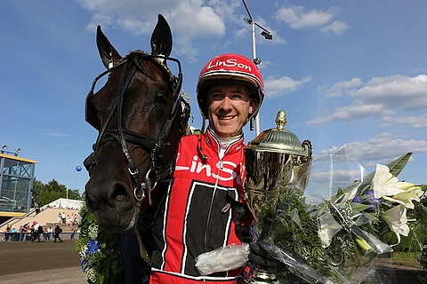 Johan Untersteiner paljasti odottavansa innolla illan saunahetkeä. Tässä hän poseeraa Carabinierin kanssa.