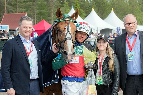 Toto76 alkoi Hannu Hietasen ja Kalle Korkiavuoren omistaman Joriinin juhlilla. Kuva: Ada Pykäläniemi