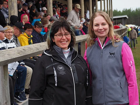Meri Elomaa (vas.) ja Kaisa Ylhäinen olivat lauantaina kiireisiä mutta tyytyväisiä.