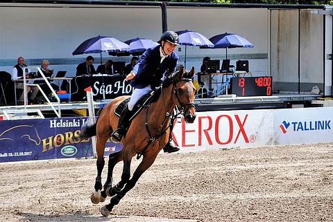 Voittajan on helppo hymyillä! John Antellin uusi tamma Osaka Hästak hyppäsi pelkkiä nollaratoja Hangossa.