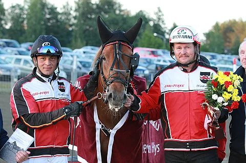Tähen Toivomus näytti jälleen menemisen mallia. Henri Bollström (vas.) ohjasti ja Pauli Rauvio valmentaa.