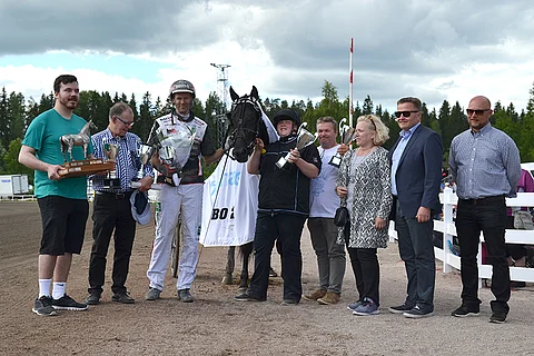 Mika Forss tyylitteli Hotshot Lucan rattailla kymppitonnin arvoiseen voittoon Lahdessa.