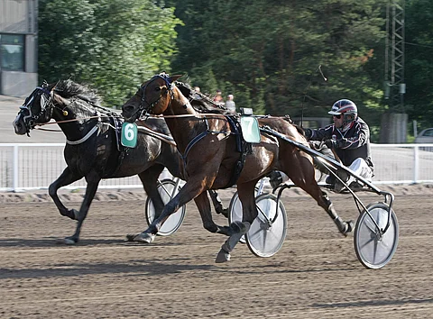 Flynn Boko piti Oliwer Hipin niukasti takanaan.