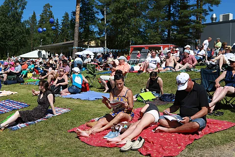 St Michel ravien yleisö nauttii kesästä ja huipuraveista. Kuva Totofoto