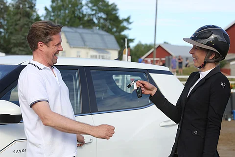 Automerkin maahantuojan edustaja, SY-Motor Oy:n johtaja Pasi Räsänen luovutti Savonlinnassa SsangYongTivolin avaimet Hanna Tardiveaulle.