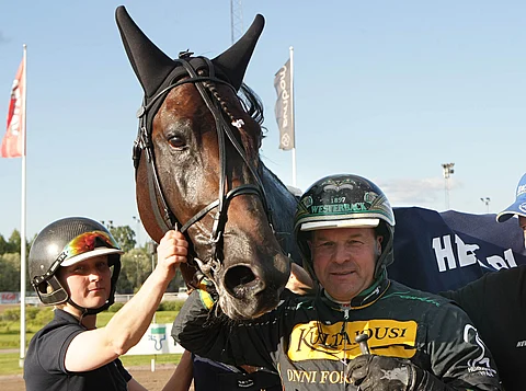 Yank Match taustavoimiensa kanssa voittajaseremonioissa.