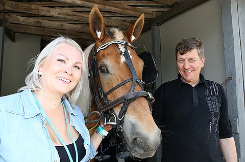 Carmelalle kuningatarkilpailussa peukkuja pitävät Kaisa Tamminen ja Seppo Suuronen. Kuva: Jarno Unkuri.